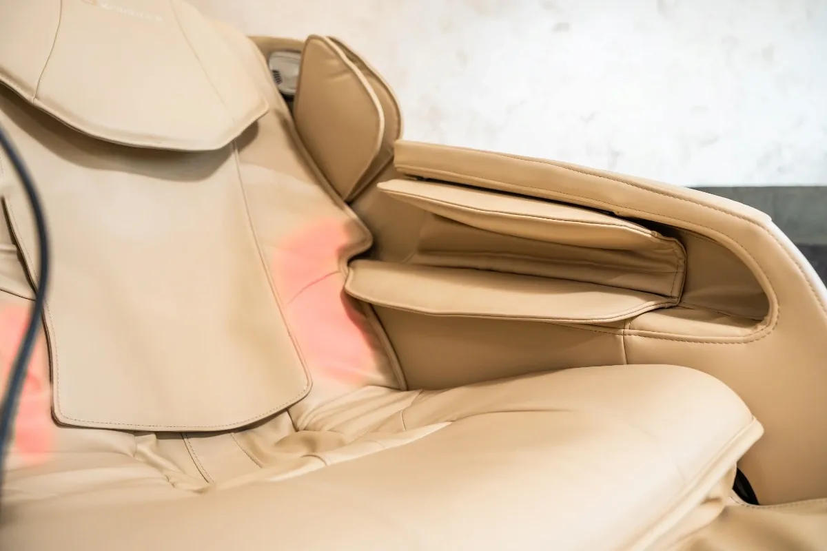 Simultane Massage mit Wärme in zwei verschiedenen Körperbereichen